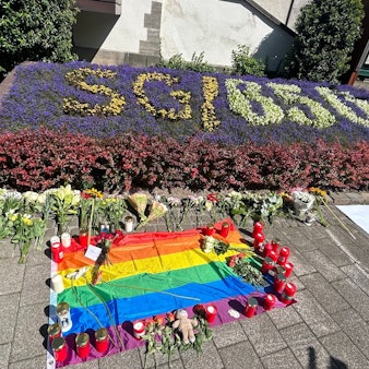 Kerzen und Blumen sind in Solingen an einem Platz niedergelegt.