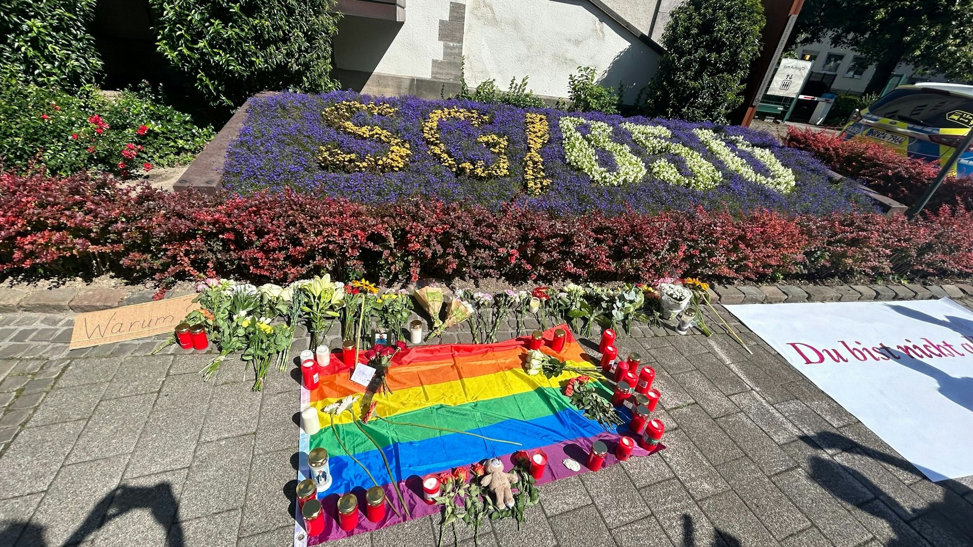 Kerzen und Blumen sind in Solingen an einem Platz niedergelegt.