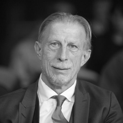 hristoph Daum ist tot. Nach einem langen Kampf gegen den Krebs sei er «friedlich im Kreise seiner Familie verstorben», teilte diese der Deutschen Presse-Agentur mit. Daum starb am Samstag in Köln, er wurde 70 Jahre alt.