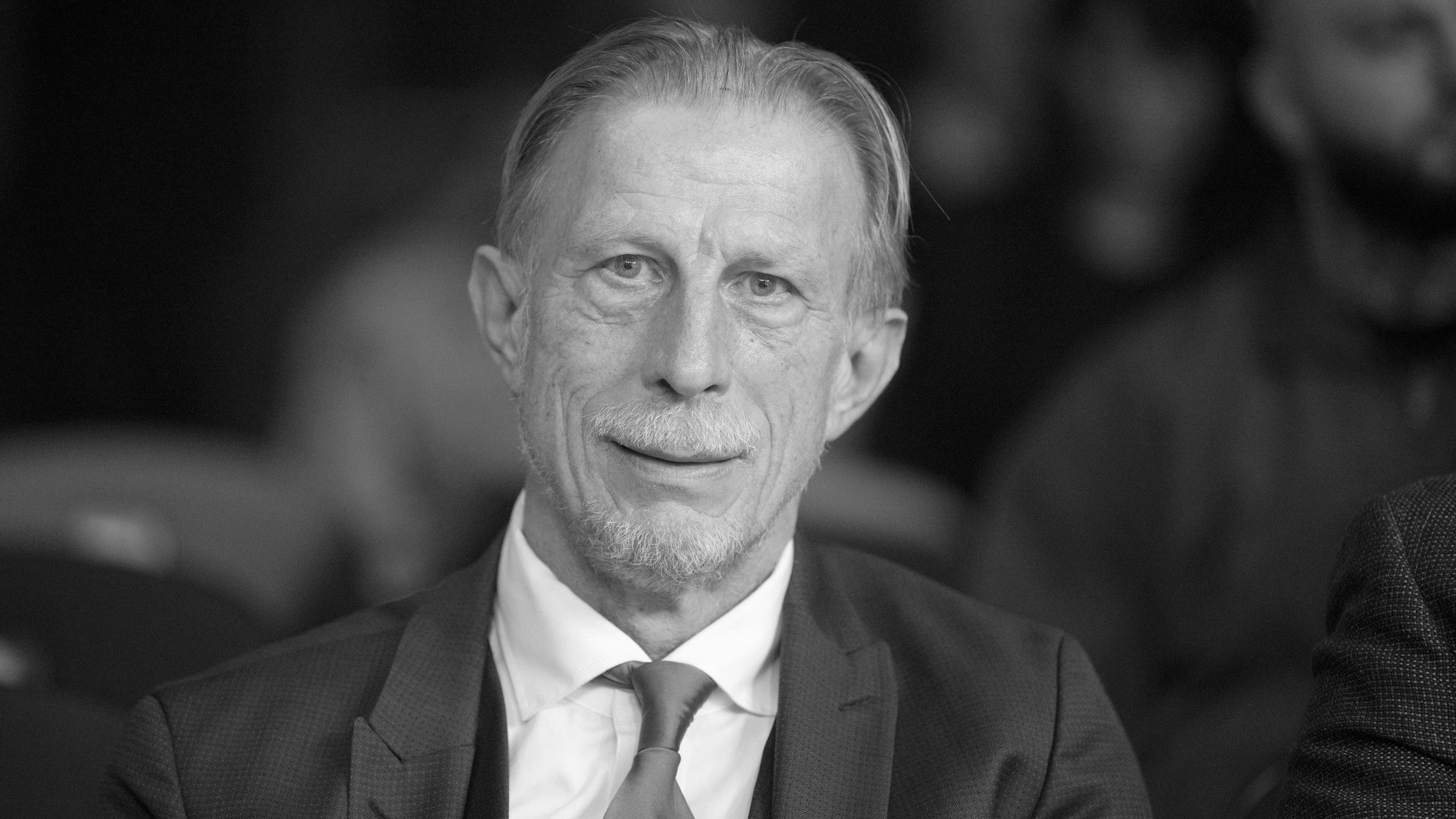 hristoph Daum ist tot. Nach einem langen Kampf gegen den Krebs sei er «friedlich im Kreise seiner Familie verstorben», teilte diese der Deutschen Presse-Agentur mit. Daum starb am Samstag in Köln, er wurde 70 Jahre alt.