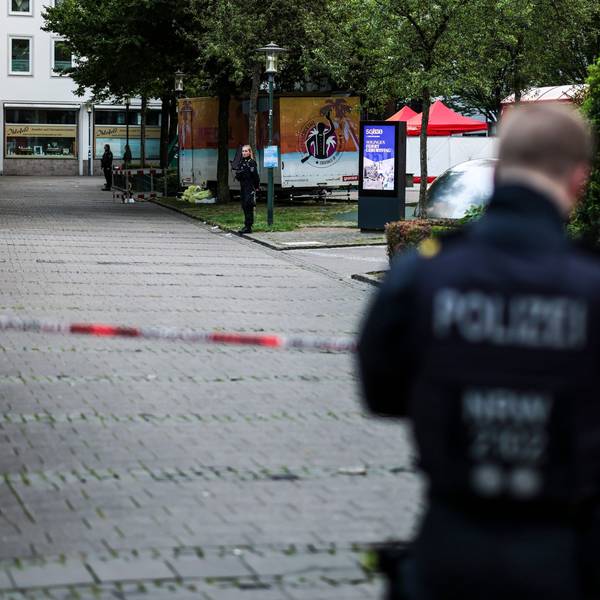 Ein Polizist steht am frühen Samstagmorgen an der Absperrung zu dem Platz, auf dem am Vorabend drei Menschen bei einem Anschlag getötet wurden.