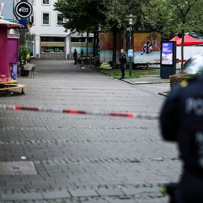 Ein Polizist steht am frühen Samstagmorgen an der Absperrung zu dem Platz, auf dem am Vorabend drei Menschen bei einem Anschlag getötet wurden.