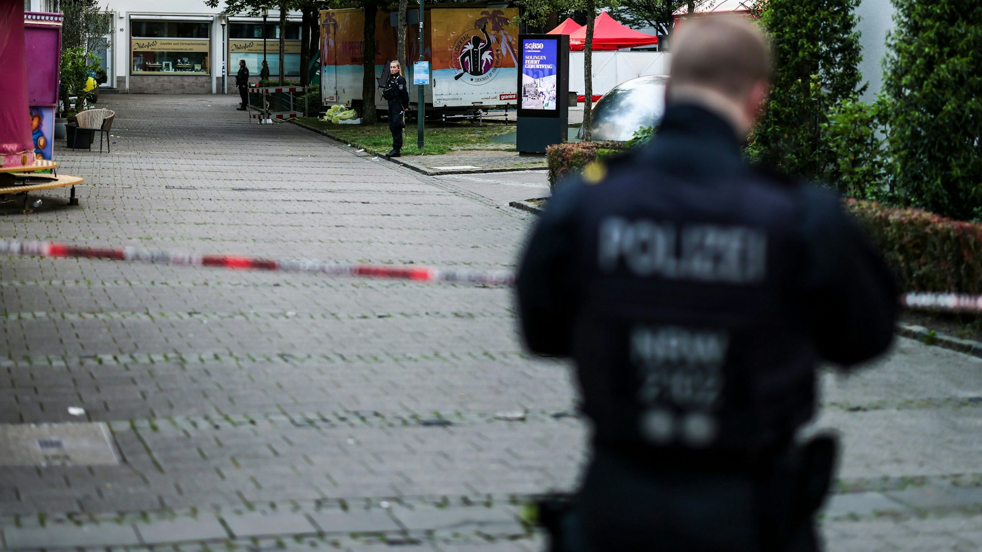 Ein Polizist steht am frühen Samstagmorgen an der Absperrung zu dem Platz, auf dem am Vorabend drei Menschen bei einem Anschlag getötet wurden.