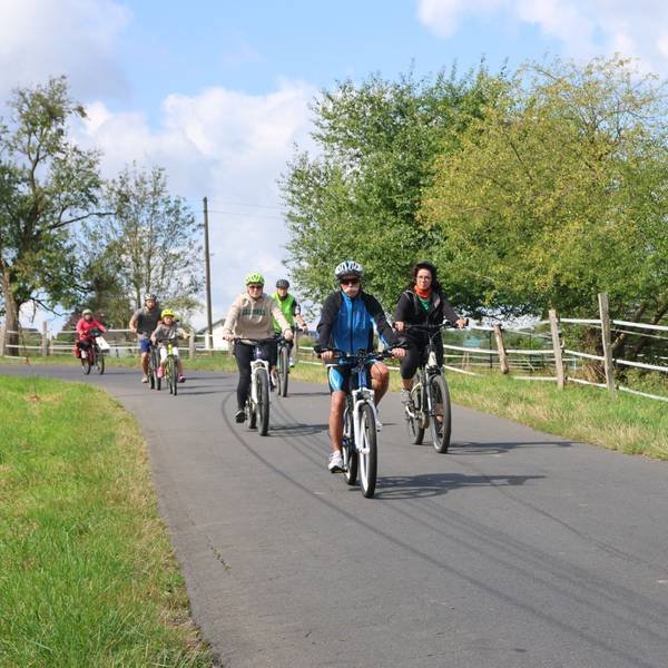 Pedalritter sausen am Autofreier Sonntag über den Weg von Puhl nach Happach.