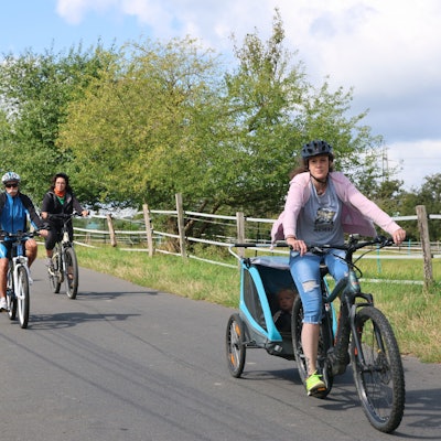 Pedalritter sausen am Autofreier Sonntag über den Weg von Puhl nach Happach.