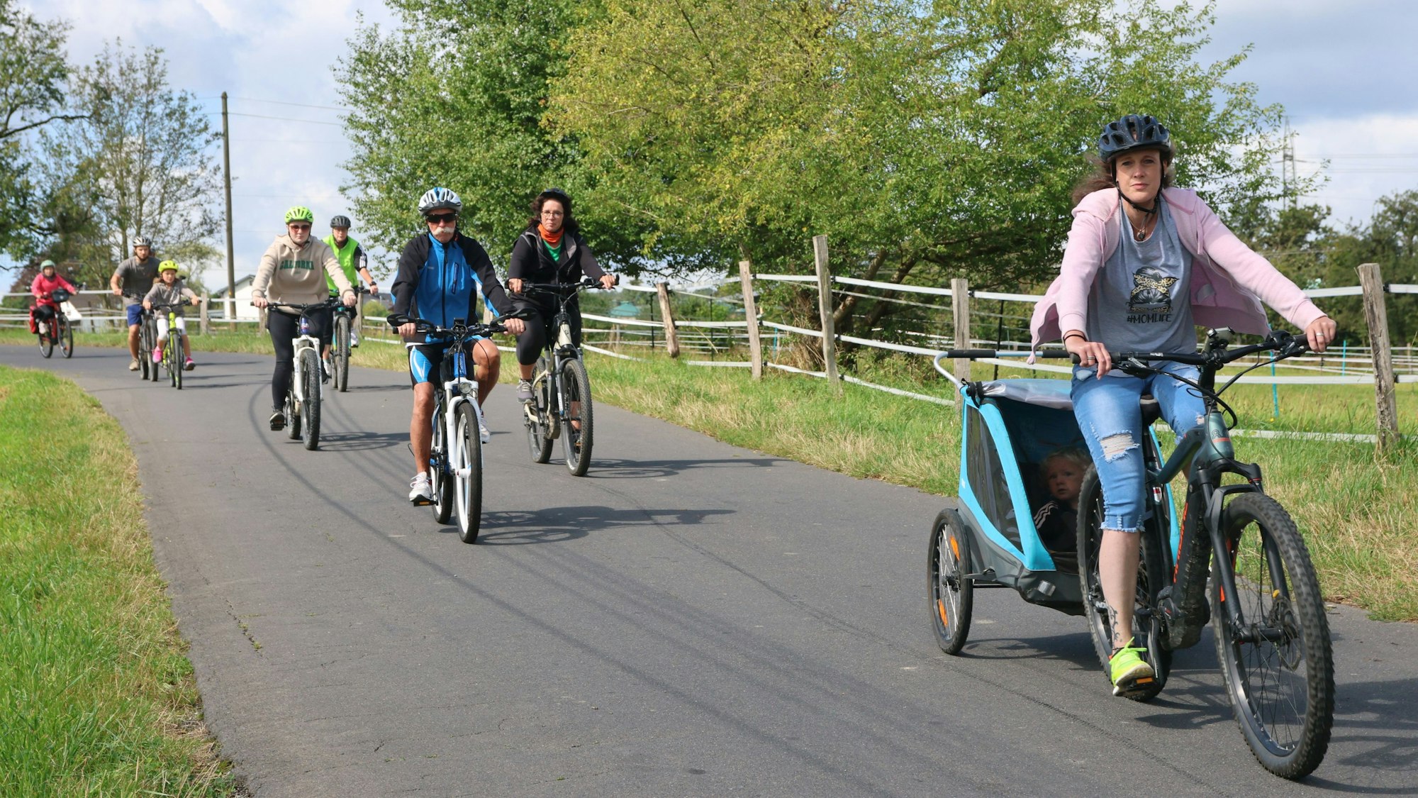 Pedalritter sausen am Autofreier Sonntag über den Weg von Puhl nach Happach.