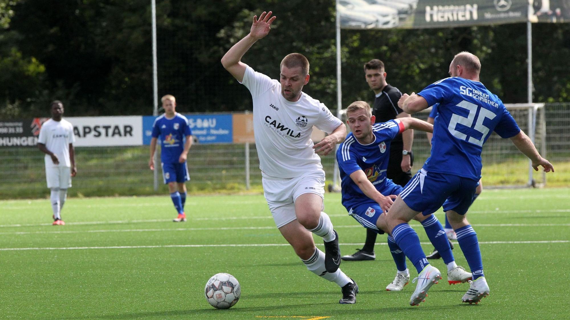 Ein Nierfelder Spieler kann sich gegen zwei Dahlemer Gegenspieler durchsetzen.