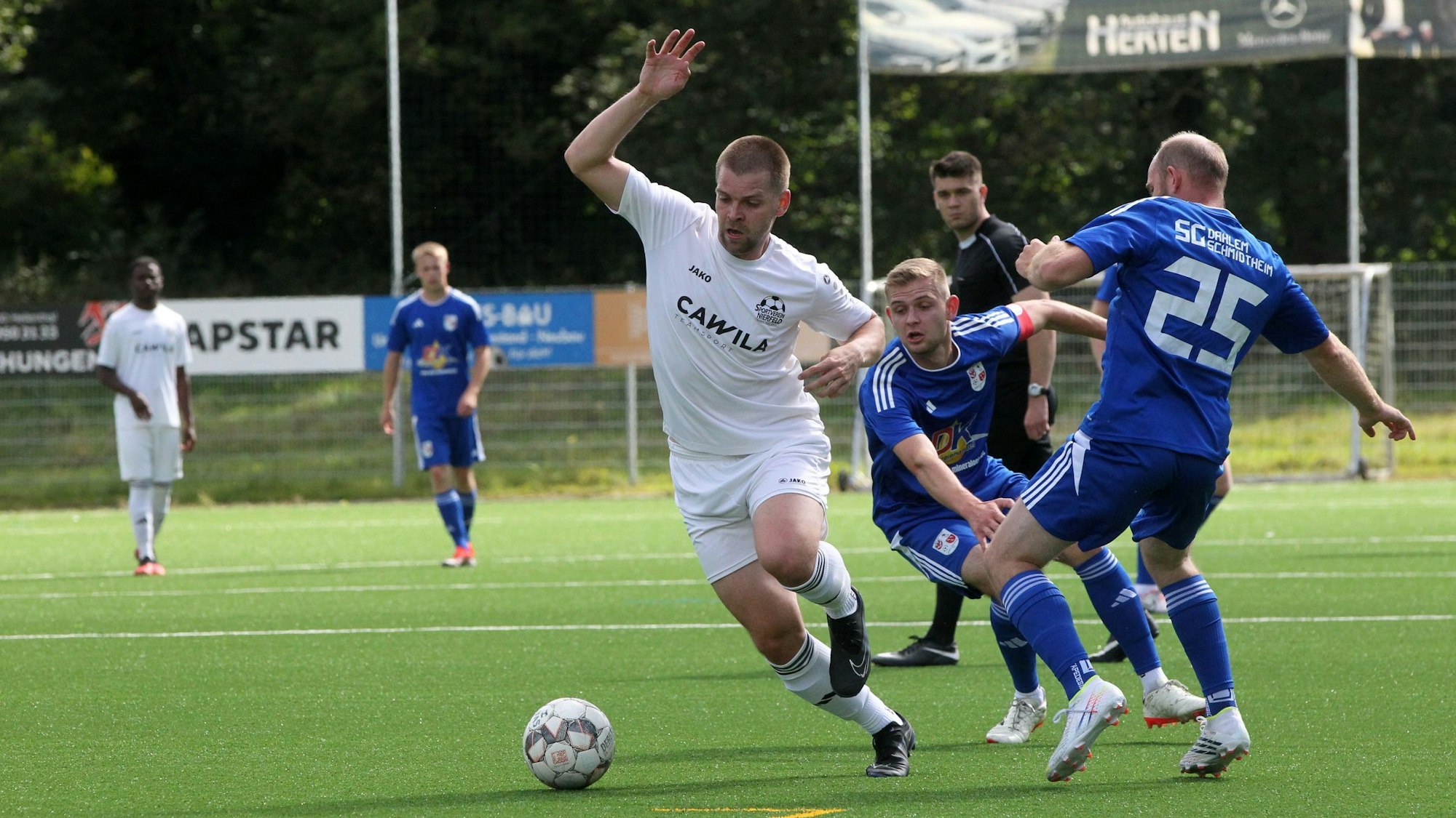 Ein Nierfelder Spieler kann sich gegen zwei Dahlemer Gegenspieler durchsetzen.