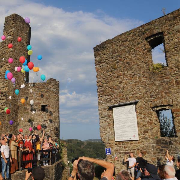 Gemeinde Windeck und der Kreis als Eigentümer feierten das 850-jährige Bestehen der Burg mit einem vielfältigen Fest. Nach Kanonendonner stiegen Luftballons in den Himmel auf.