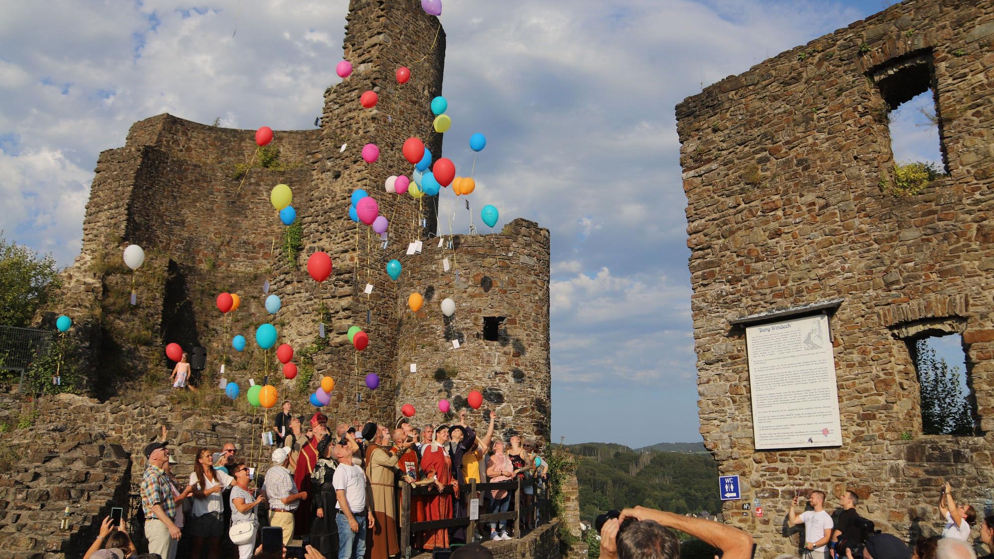 Gemeinde Windeck und der Kreis als Eigentümer feierten das 850-jährige Bestehen der Burg mit einem vielfältigen Fest. Nach Kanonendonner stiegen Luftballons in den Himmel auf.