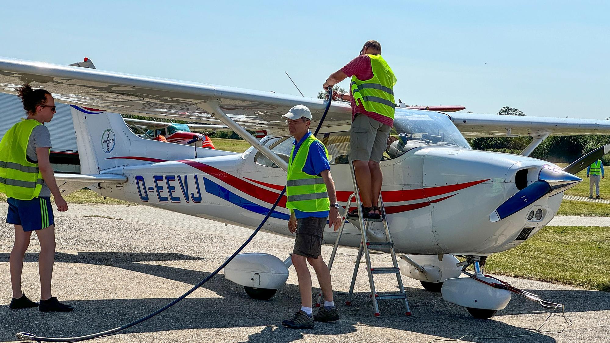 Menschen an einem kleinen Flugzeug