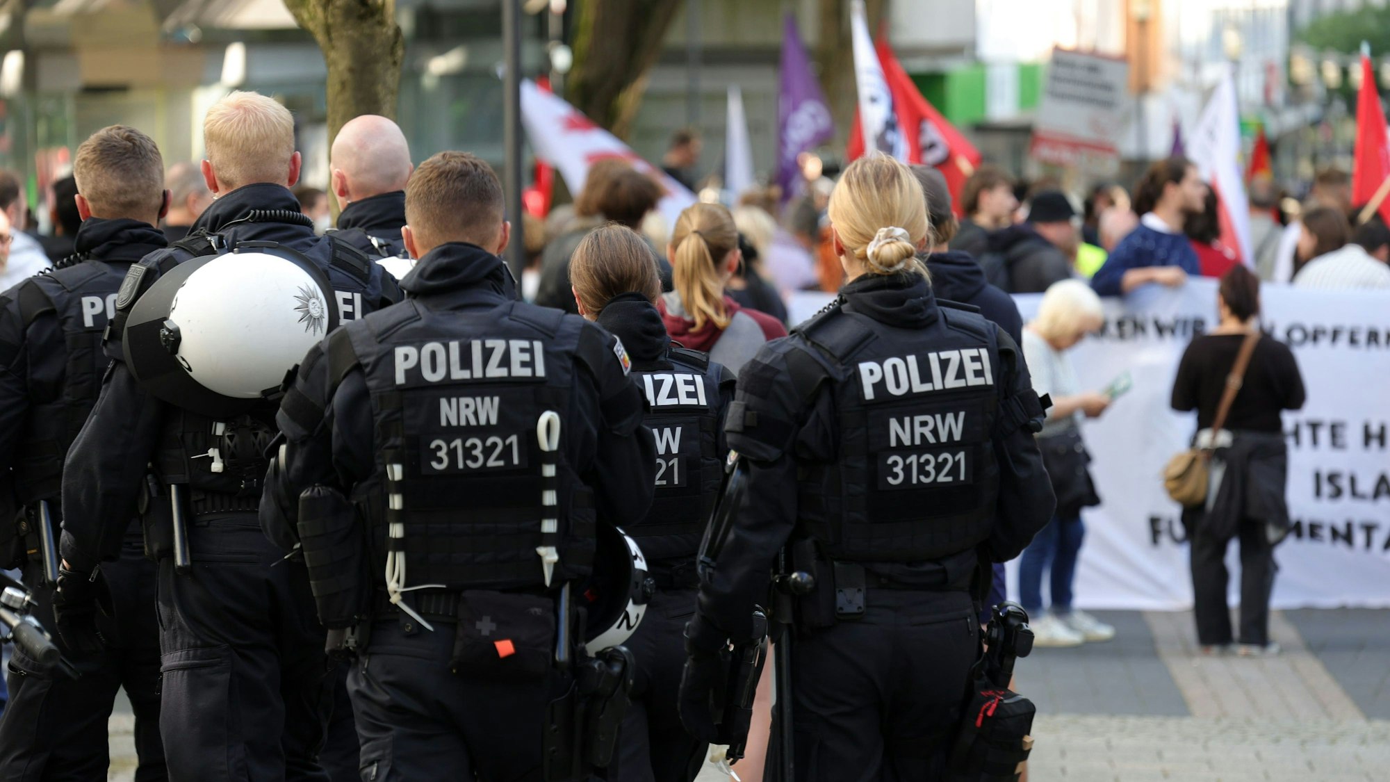 Polizisten stehen am Rande einer Demonstration in der Solinger Innenstadt.