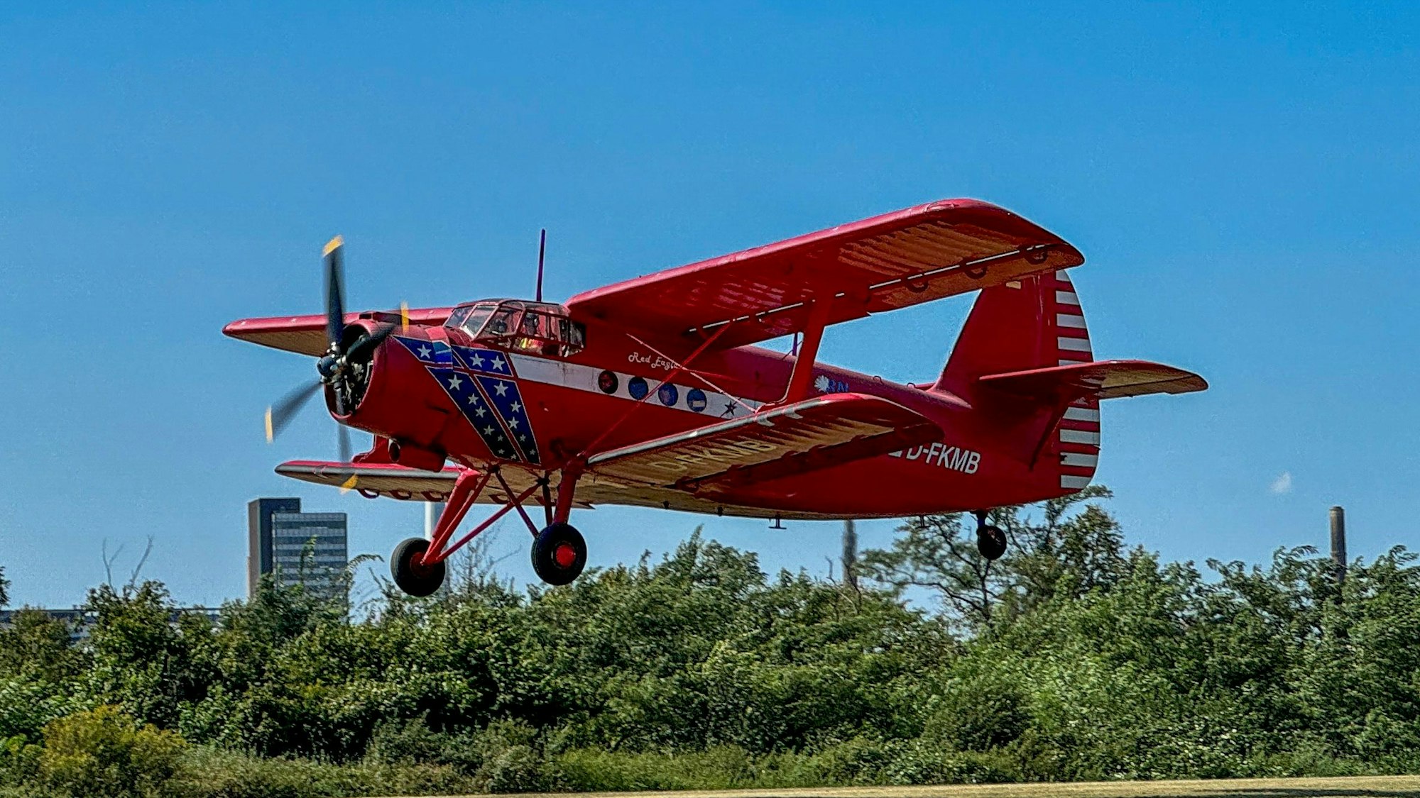 Der „rote Baron“ im Landeanflug auf das Flugplatzfest am Kurtekotten.