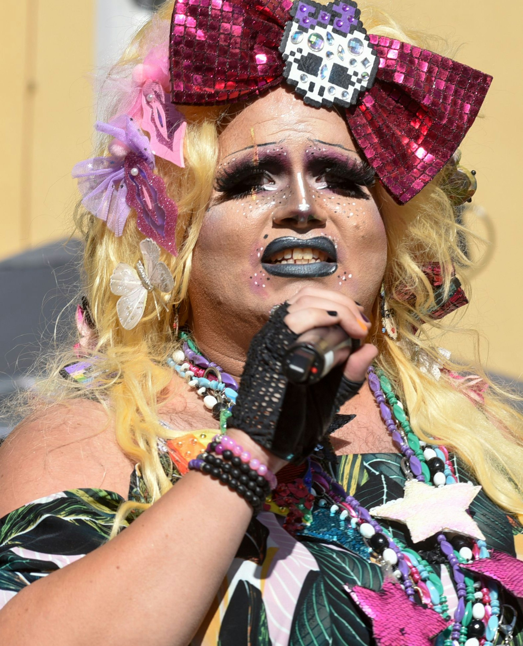 Auf dem Bild ist die Brühler Drag-Queen Ripley Myers zu sehen.