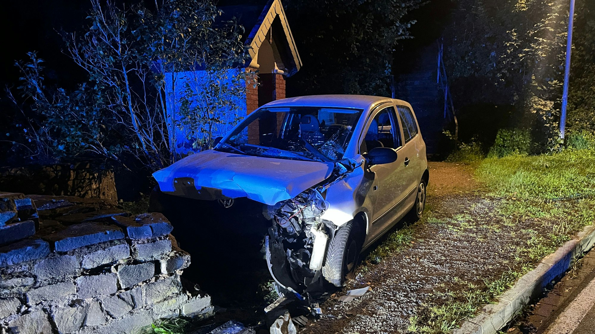 Bei einem Unfall auf der K 46 von Hennef-Stein nach Stadt Blankenberg ist ein 24 Jahre alter Autofahrer leicht verletzt worden.