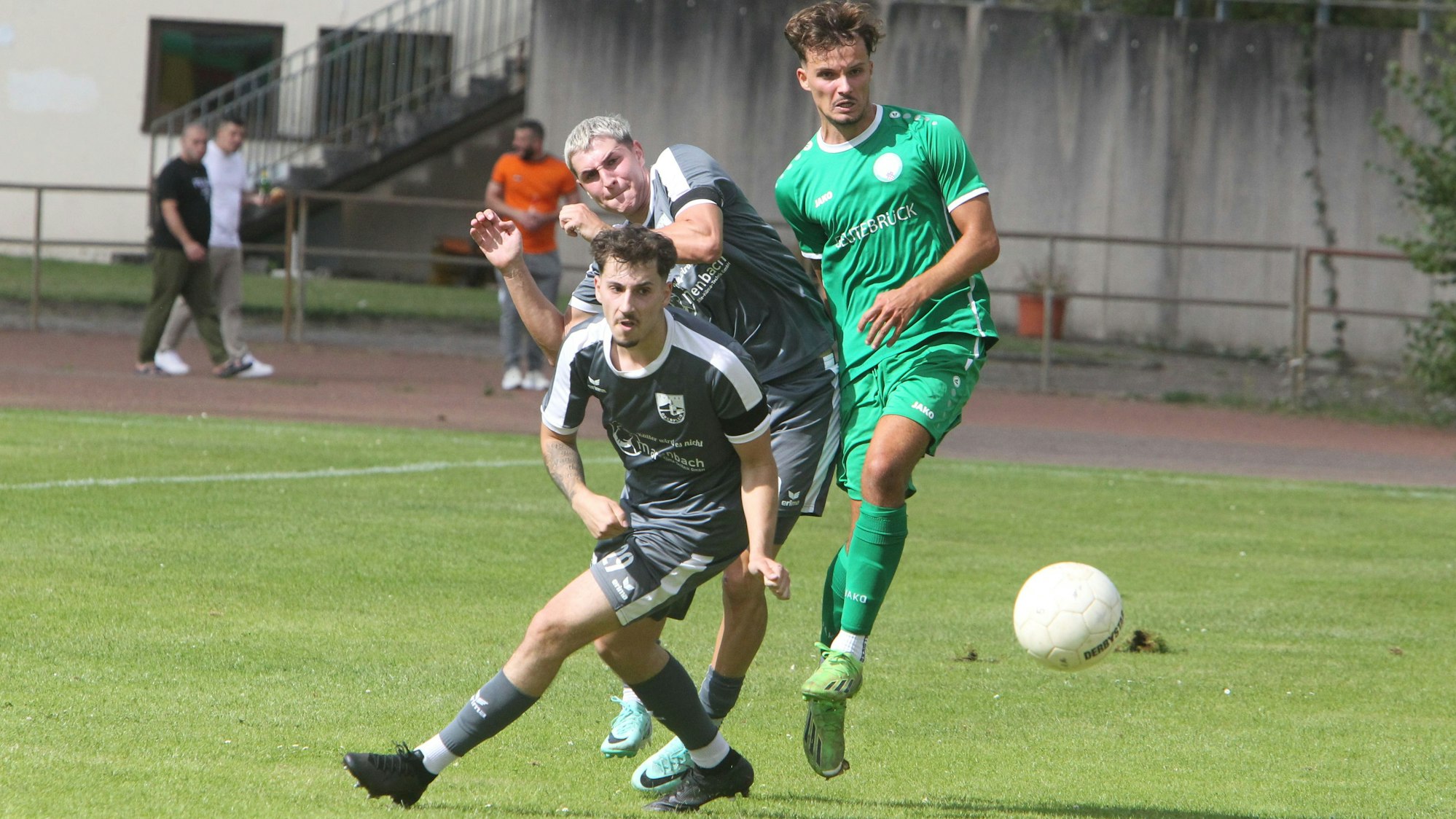 Der FV Bad Honnef muss im Rückspiel beim TuS Oberpleis um Justin Kürten (von links) und Gian-Luca Blazic ohne Eladan Islamovic auskommen.