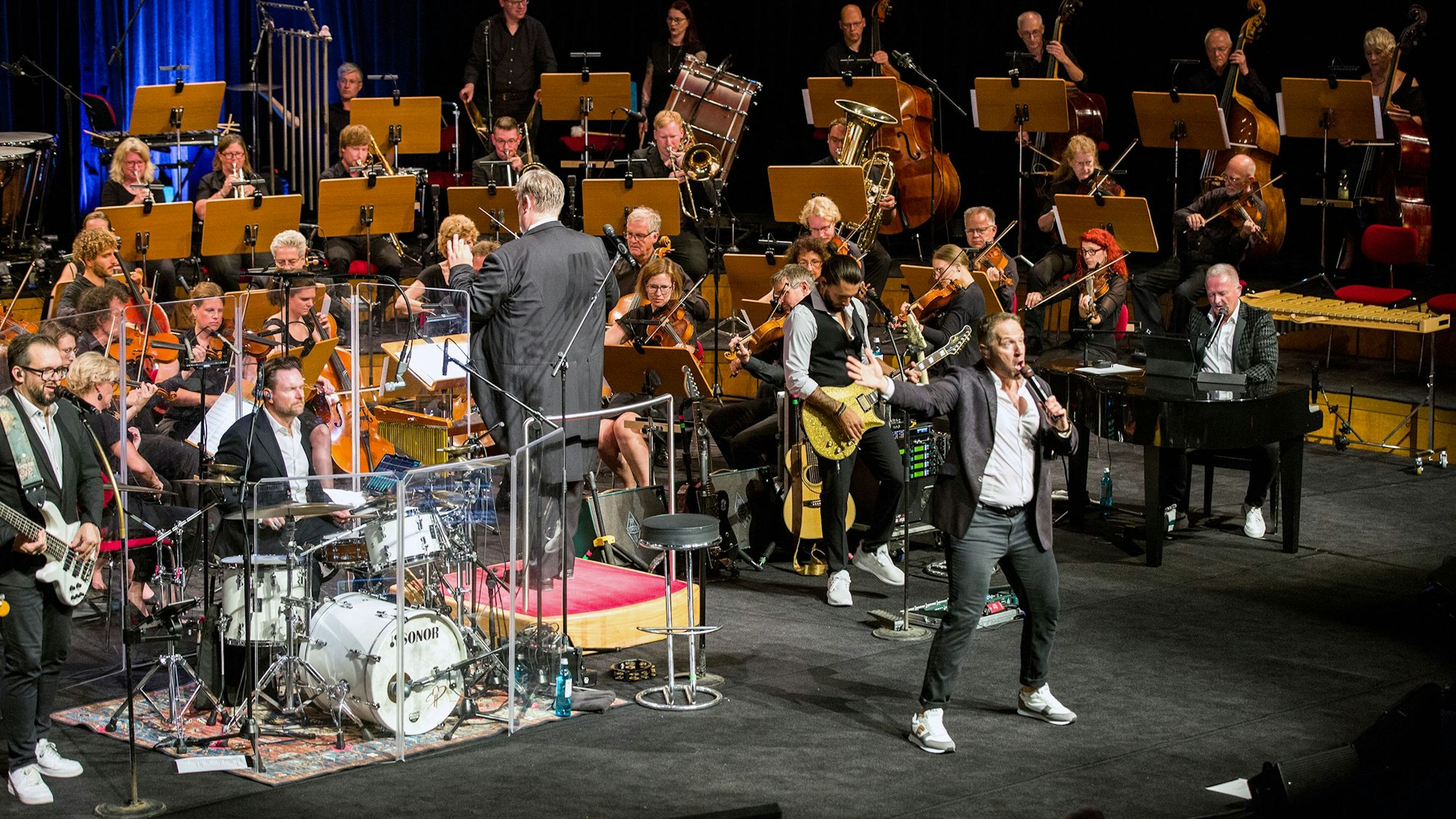 Band und Orchster spielen gemeinsam auf der Bühne der Philharmonie
