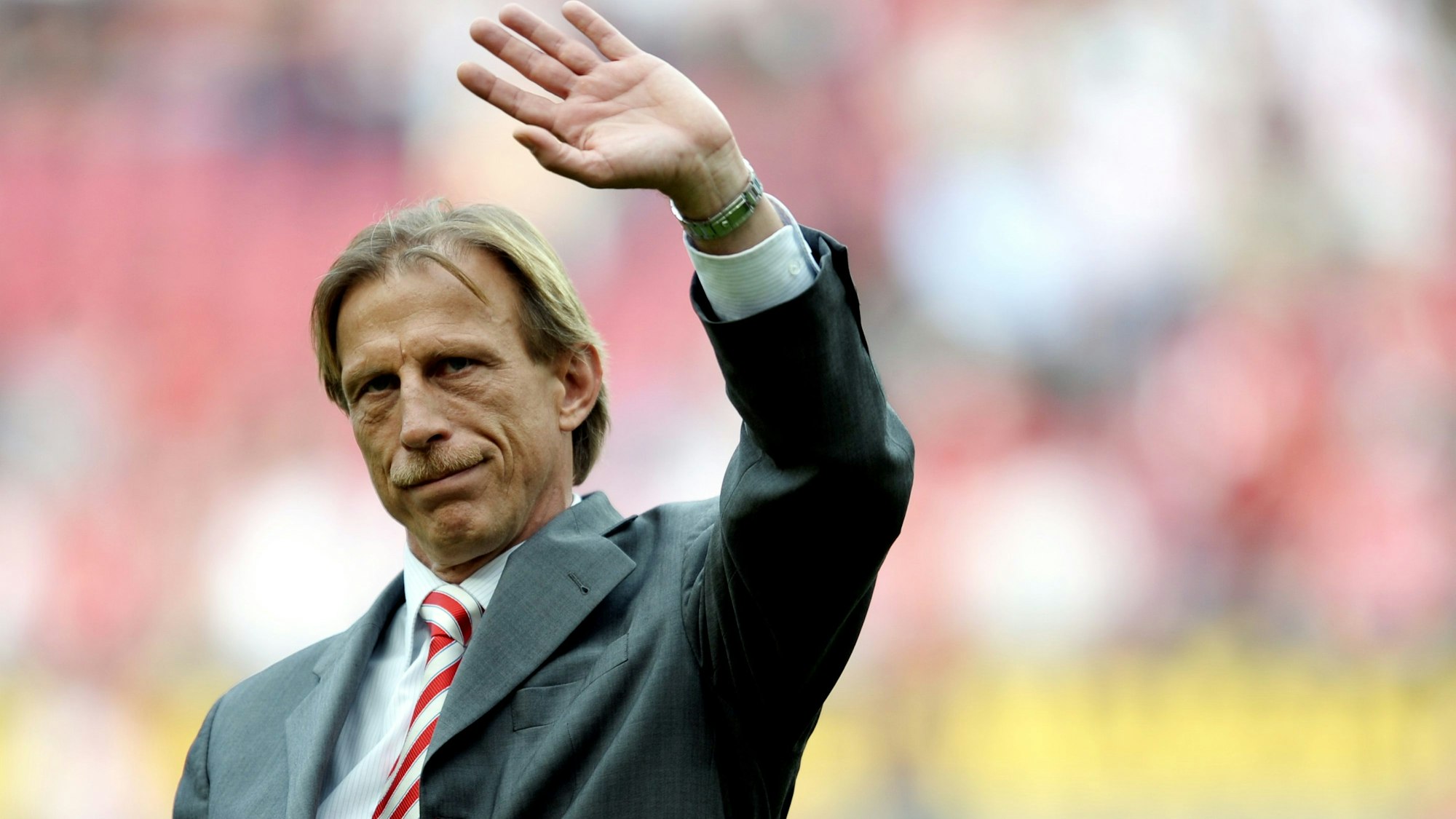 Kölns Trainer Christoph Daum winkt den Fans zu.