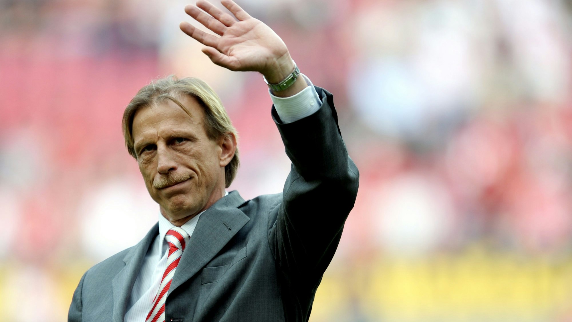 Christoph Daum winkt als Trainer des 1. FC Köln im Jahr 2009. Am Samstag, 24. August 2024, starb der Ex-Trainer nach langem Kampf gegen den Krebs. Er wurde 70 Jahre alt.