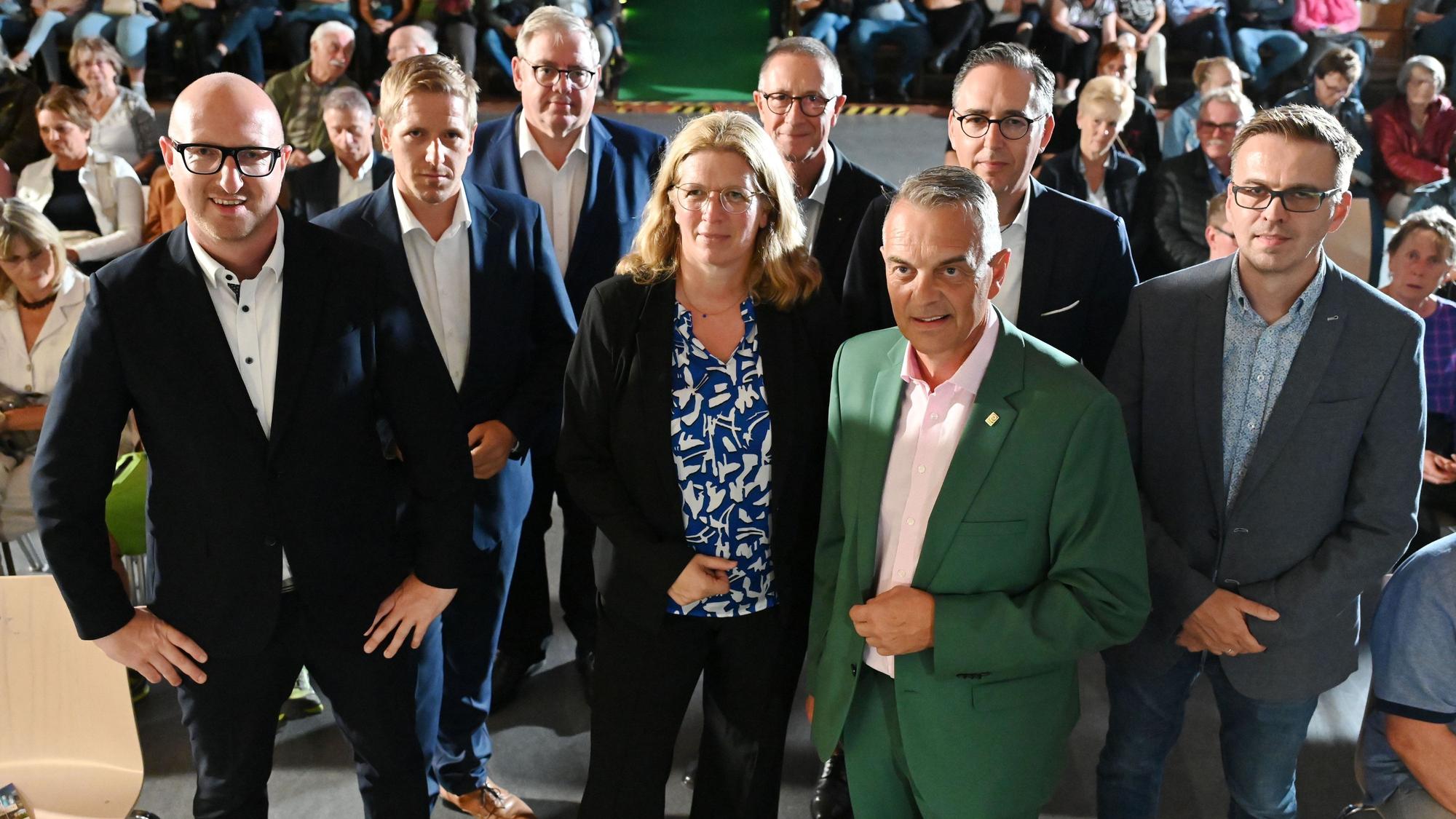 Sieben Männer und eine Frau, Ingo Pfennings (v.l.), Markus Ramers, Frank Gummelt, Julia Baron, Helmut Schneider, Rudolf Westerburg, Martin Milde und Martin Fehrmann, stehen im Kino im Vogelsang.
