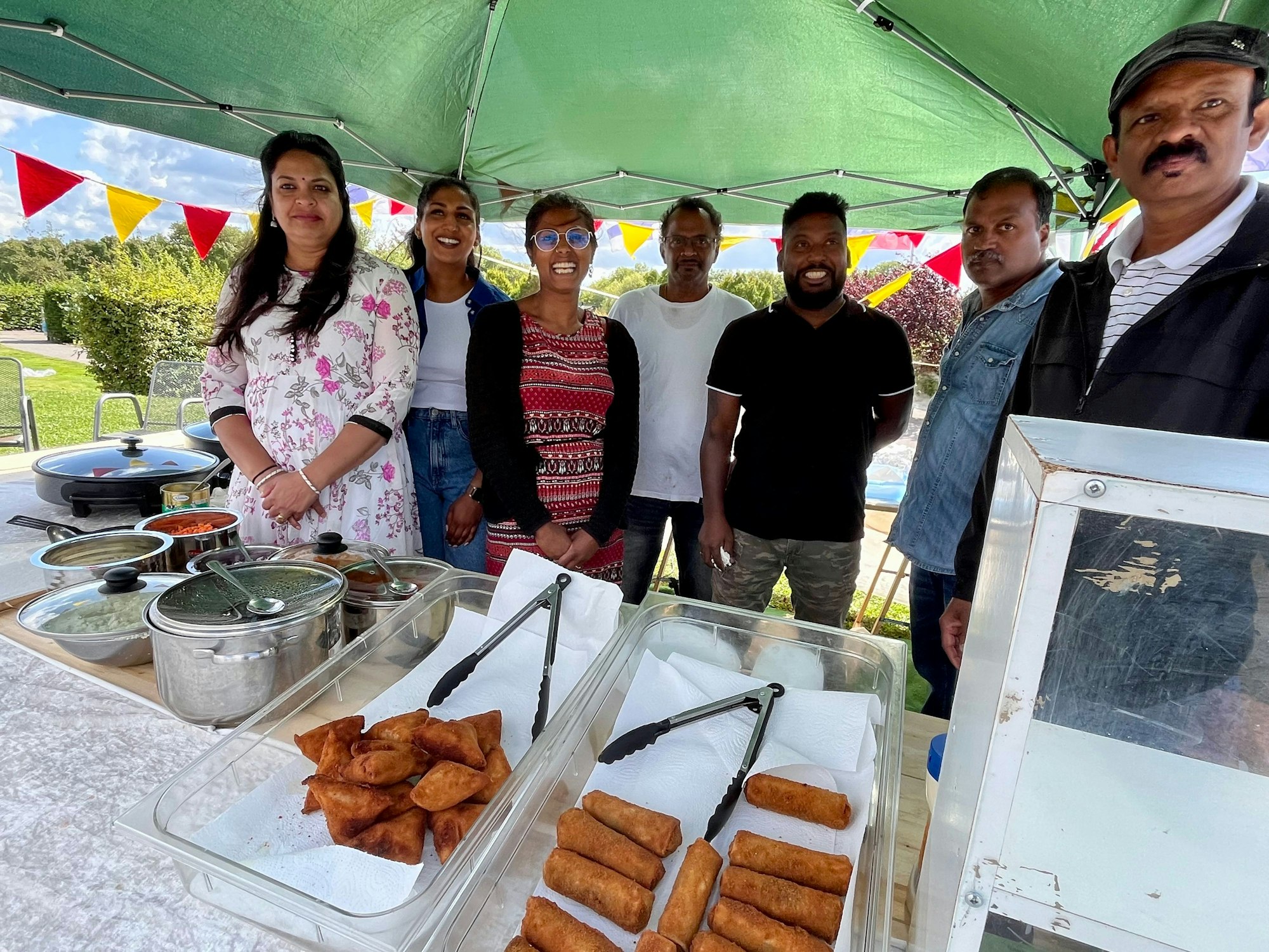Mitglieder der tamilischen Bildungsvereinigung „Thamilalayam" haben Samosa und Dosa zubereitet.
