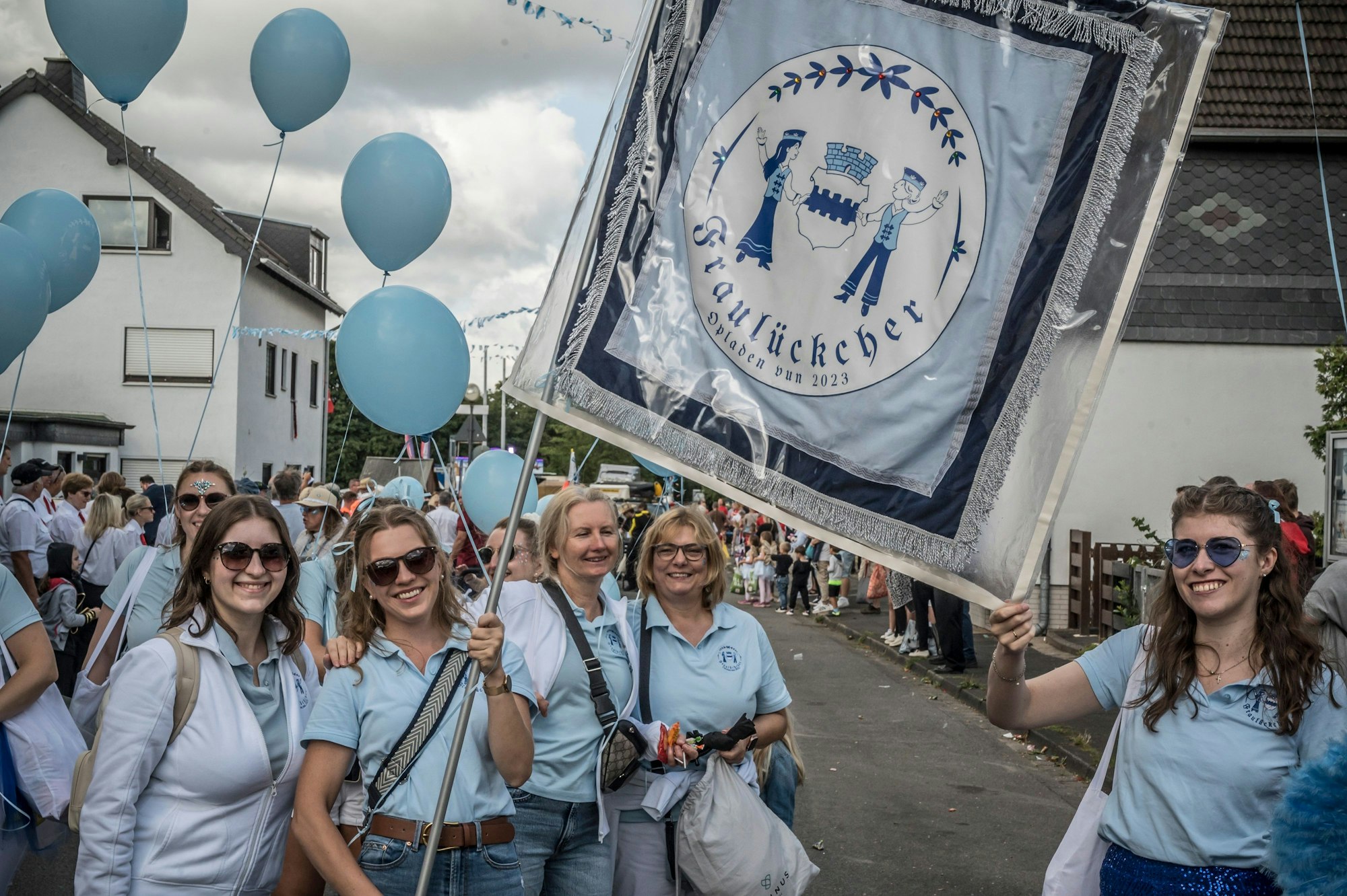 Der immer noch neue Karnevalsverein "Fraulückcher Opladen" beim Umzug des J.K.G. Fidelio Bürrig. Foto: Ralf Krieger