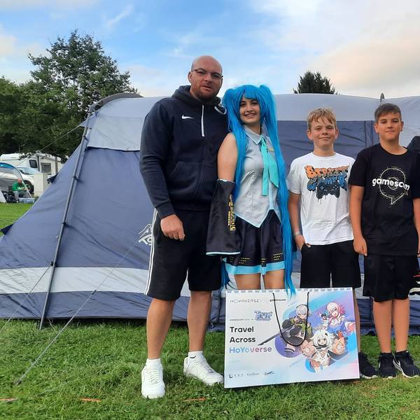 Bild einer Familie vor einem Zelt