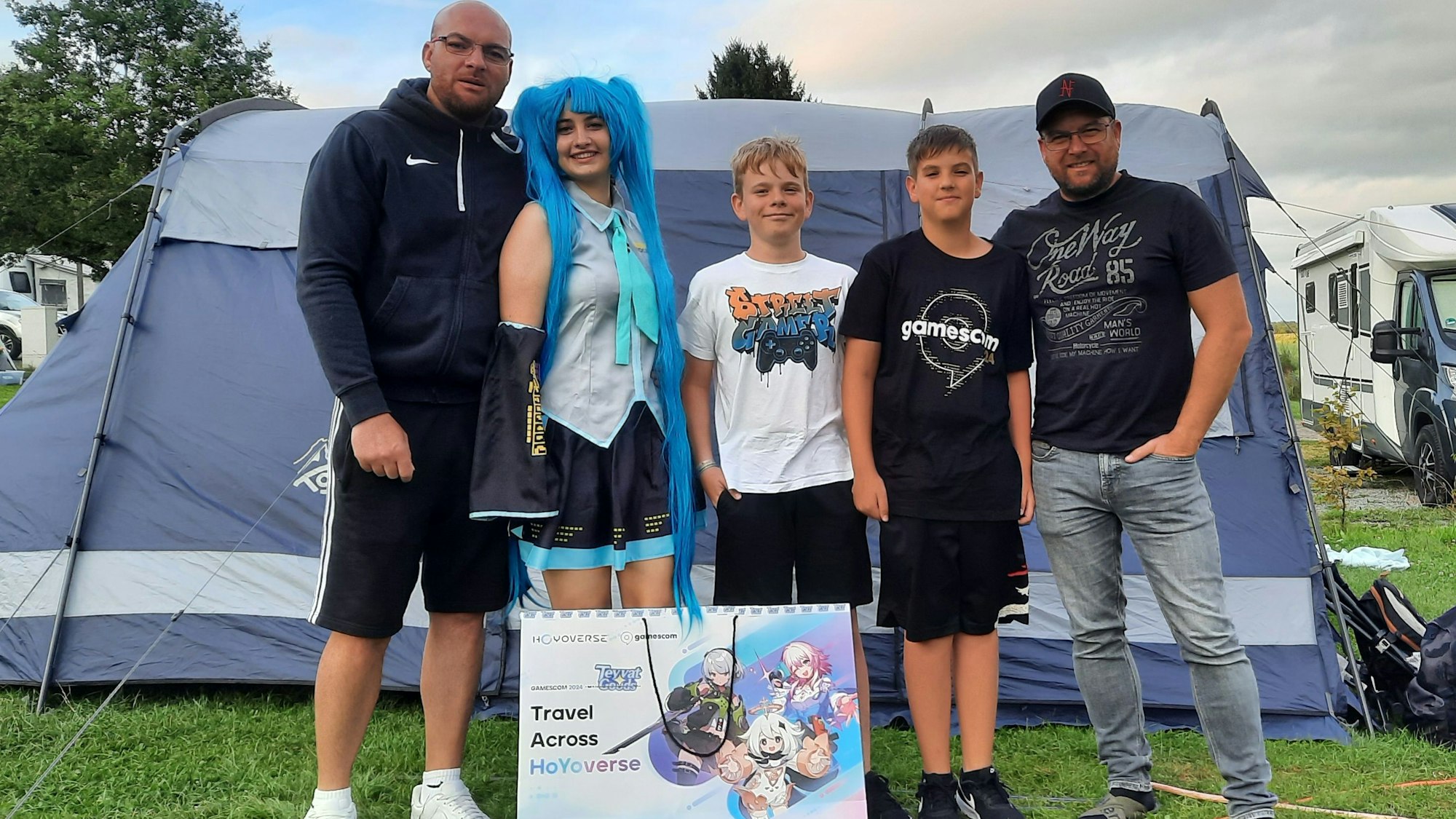 Bild einer Familie vor einem Zelt