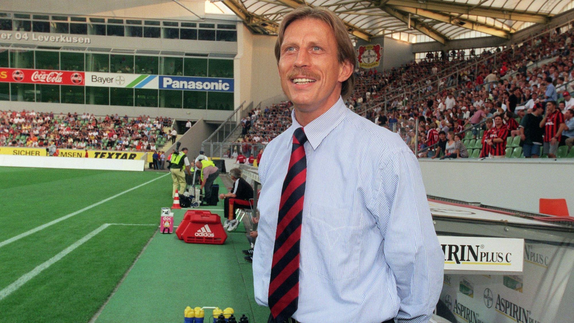 Trainer Christoph Daum in der Leverkusener BayArena beim Fußball-Freundschaftsspiel seines Teams Bayer 04 Leverkusen gegen den AC Mailand.