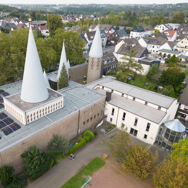 Eine Solaranlage auf einem Kirchendach.