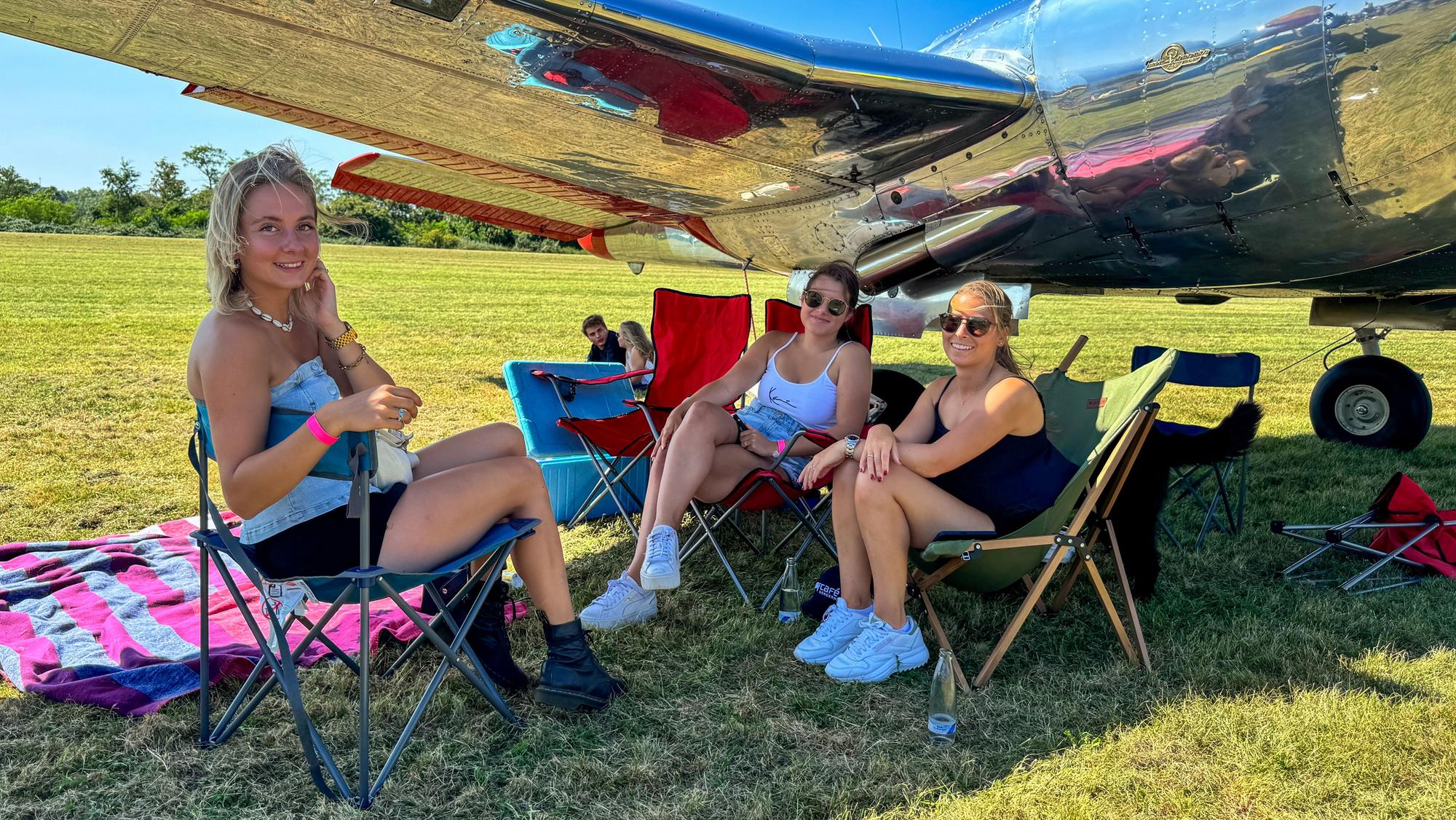 Stella Schäfers, Jil Sadlowski und Pia Sadlowski unter dem Flügel einer Beechcraft Twin Bonanza