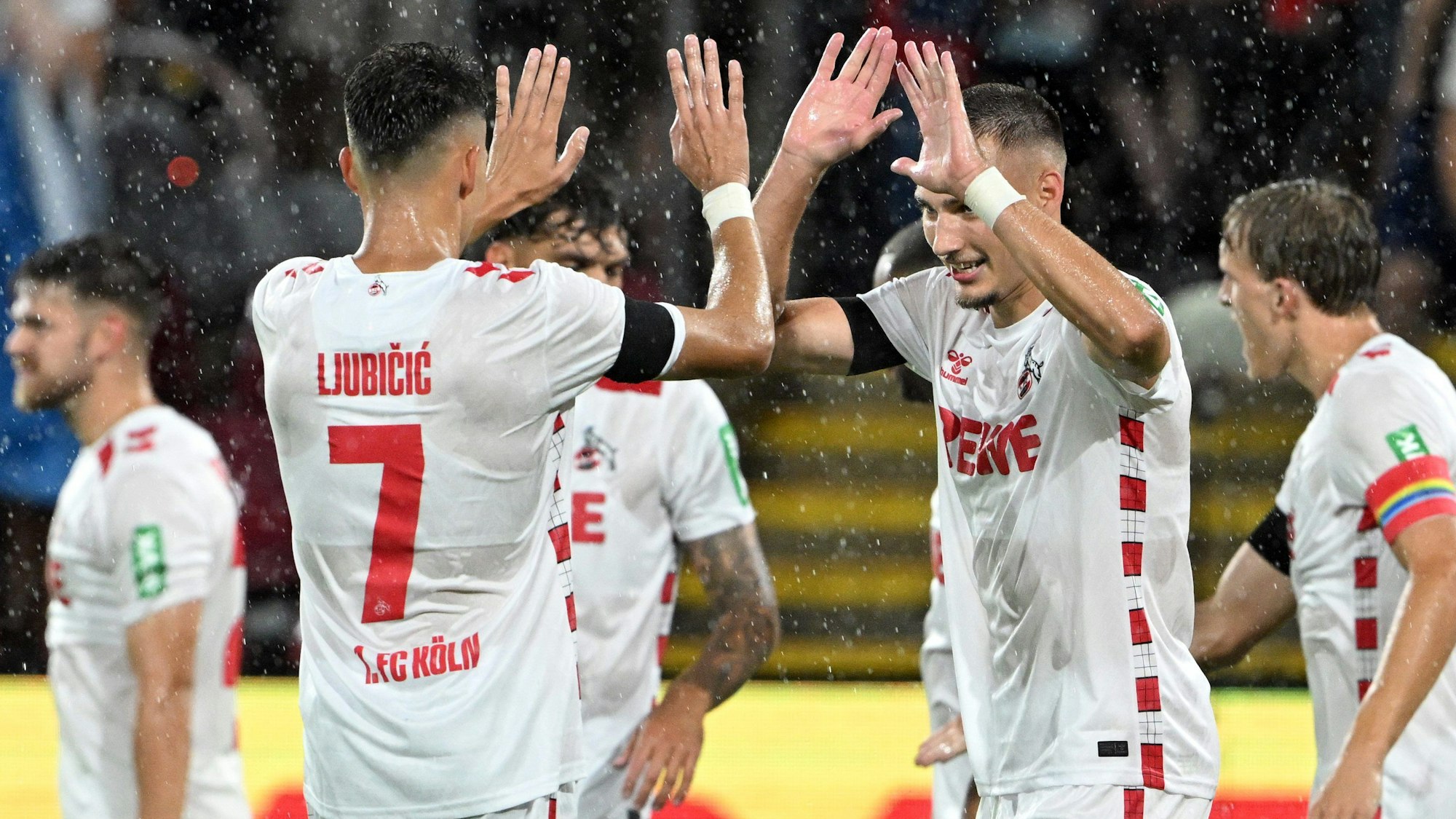 Kölns Tim Lemperle (r) und Dejan Ljubicic bejubeln einen Treffer. Das Team von Gerhard Struber ist nach vier Spielen gut in den Tritt gekommen.