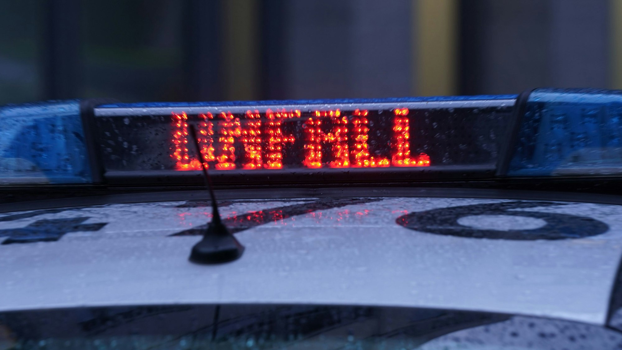 Der Schriftzug "Unfall" ist neben dem Blaulicht auf dem Dach eines Polizeiautos zu lesen.