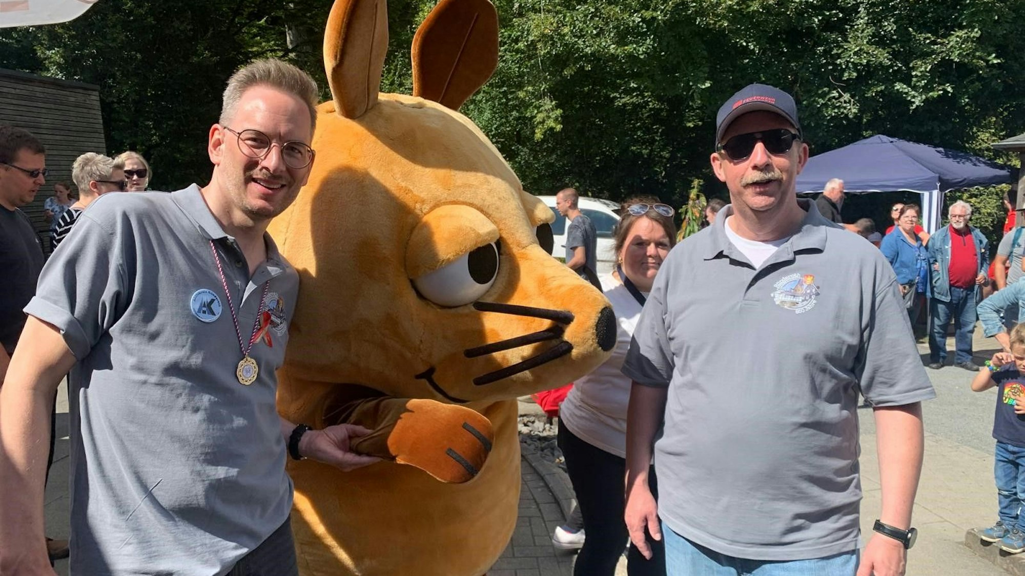 Foto mit der Maus: Sebastian Gissinger (links) und Guido Lemmer beim Ründerother Fest zum 850-jährigen Jubiläum der Ortschaft in der Gemeinde Ründeroth.