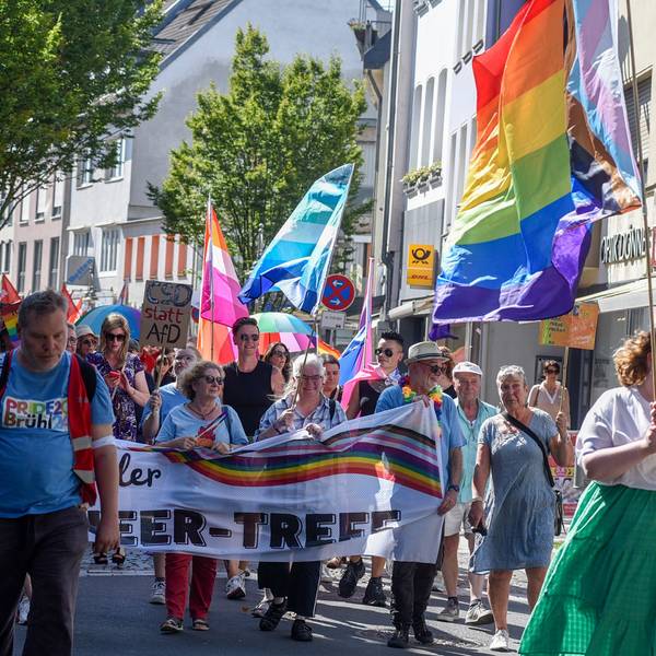 Zu sehen ist der bunte Umzug anlässlich des CSD in Brühl.