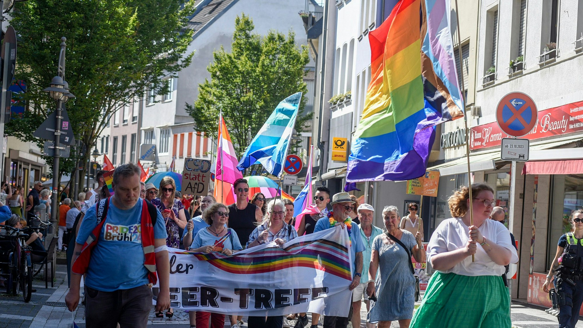 Auf dem Bild sind Teilnehmer des Umzugs zum ersten Christopher Street Days in Brühl zu sehen.