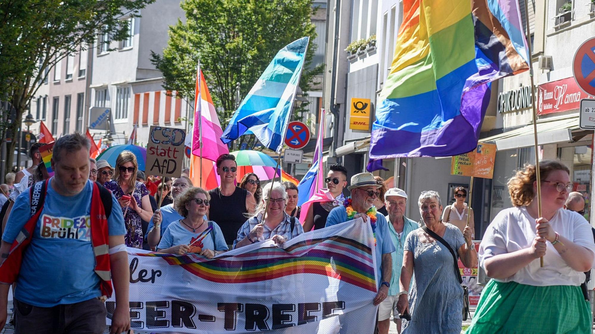 Zu sehen ist der bunte Umzug anlässlich des CSD in Brühl.