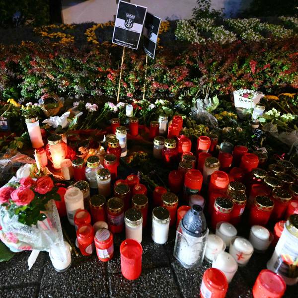 Kerzen und Blumen stehen in Solingen der Nähe des Tatorts. Am Freitag wurden bei einem mutmaßlichen Terroranschlag drei Menschen in der Stadt getötet.