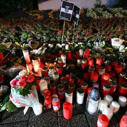 Kerzen und Blumen stehen in Solingen der Nähe des Tatorts. Am Freitag wurden bei einem mutmaßlichen Terroranschlag drei Menschen in der Stadt getötet.
