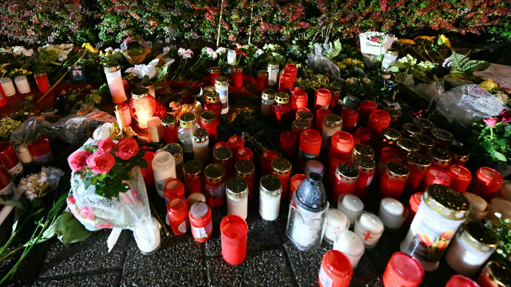 Kerzen und Blumen stehen in Solingen der Nähe des Tatorts. Am Freitag wurden bei einem mutmaßlichen Terroranschlag drei Menschen in der Stadt getötet.