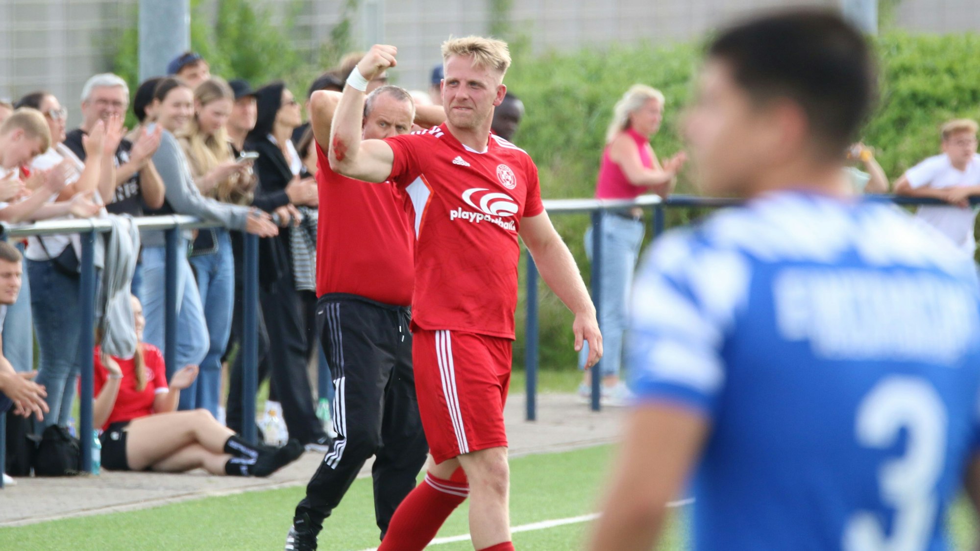 Marco Weinhold zeigt eine Jubelpose.