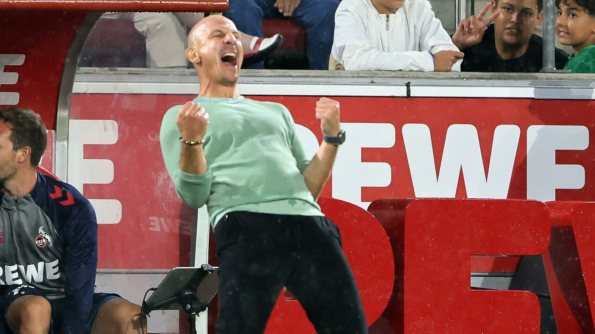 Gerhard Struber jubelt über den starken Auftritt seiner Mannschaft gegen Braunschweig.