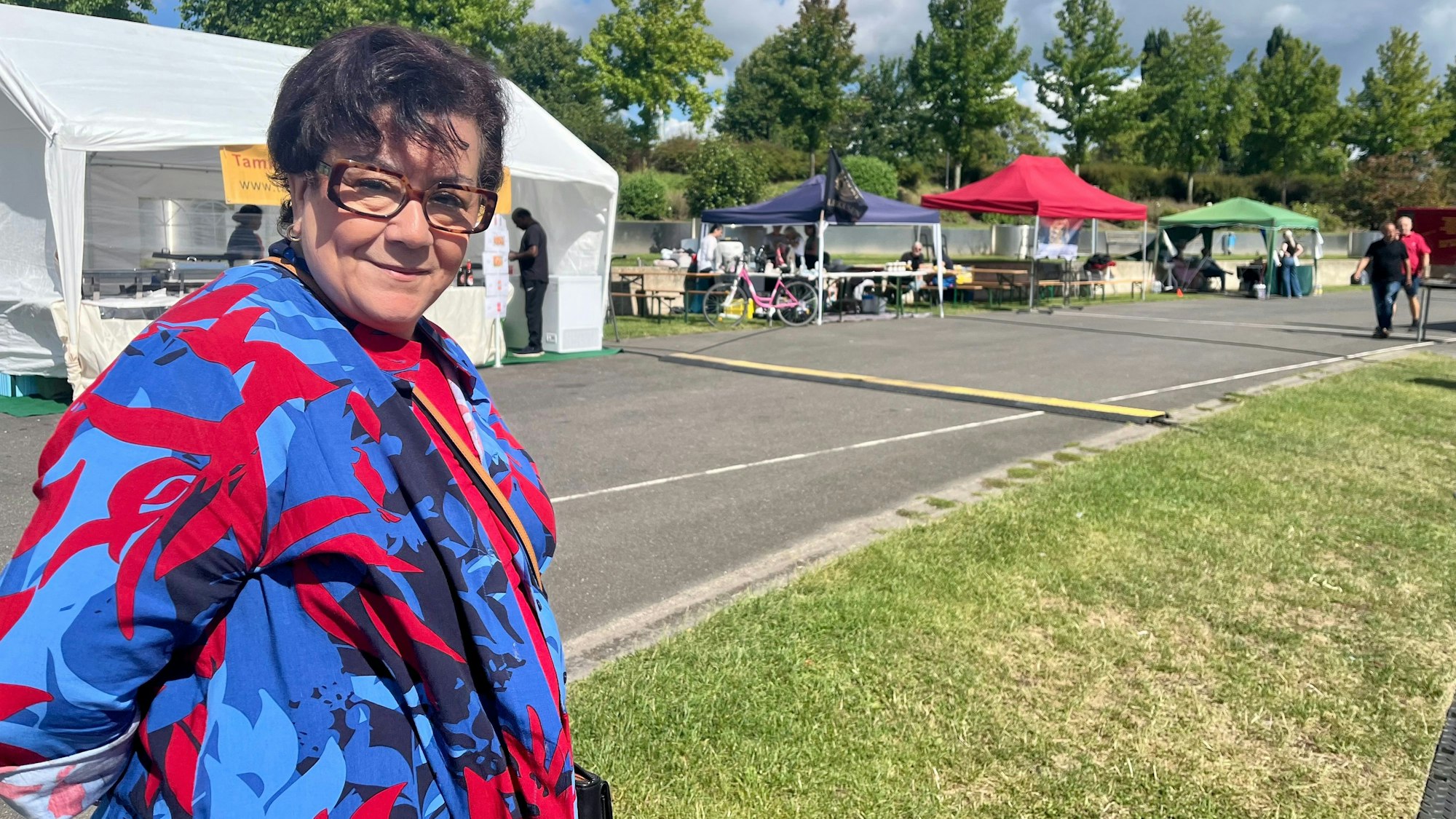 Eine Frau auf Festgelände