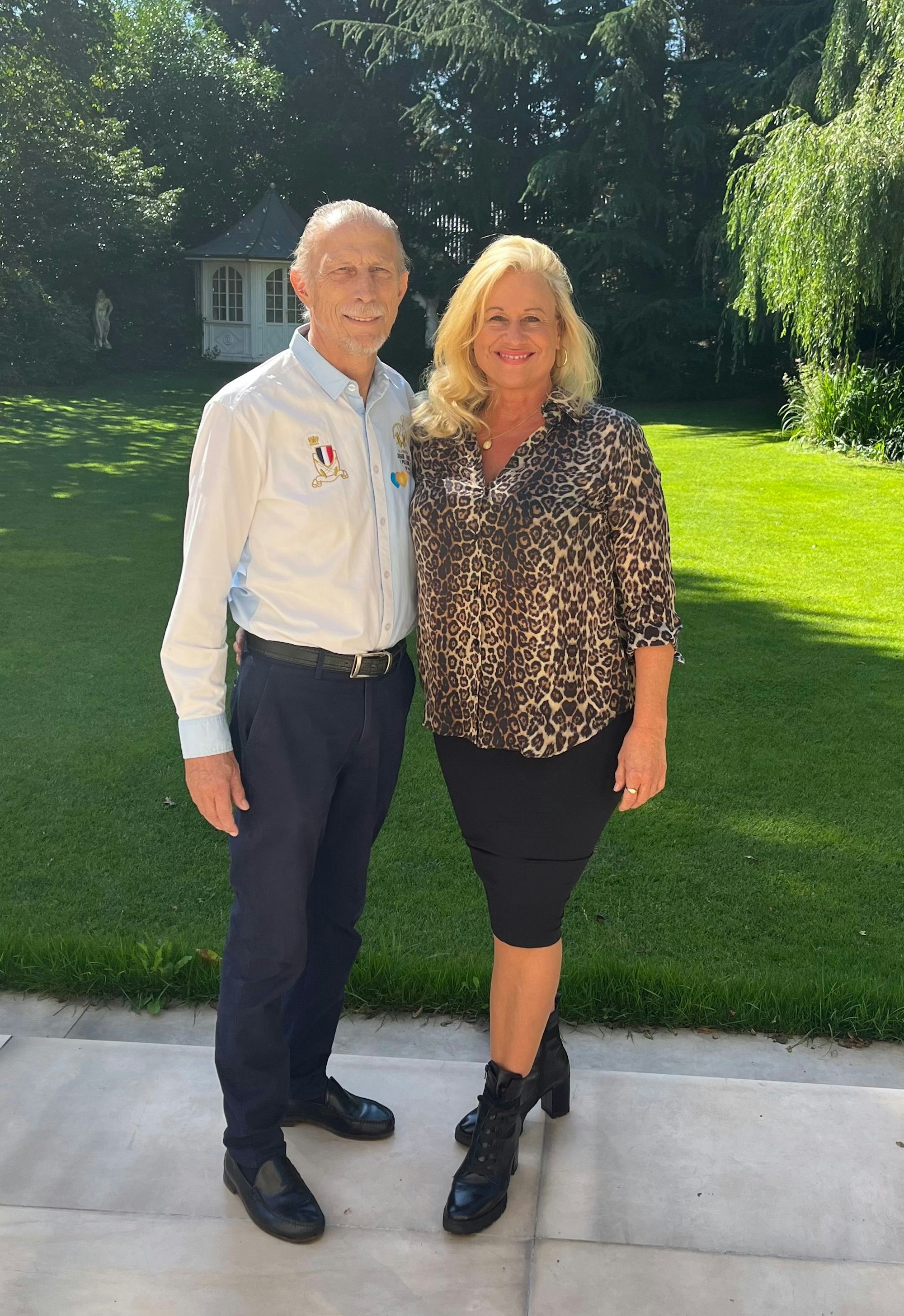 Christoph Daum zeigt sich mit seiner Frau Angelica im Spätsommer 2023 im Garten ihres Zuhauses im Kölner Hahnwald.