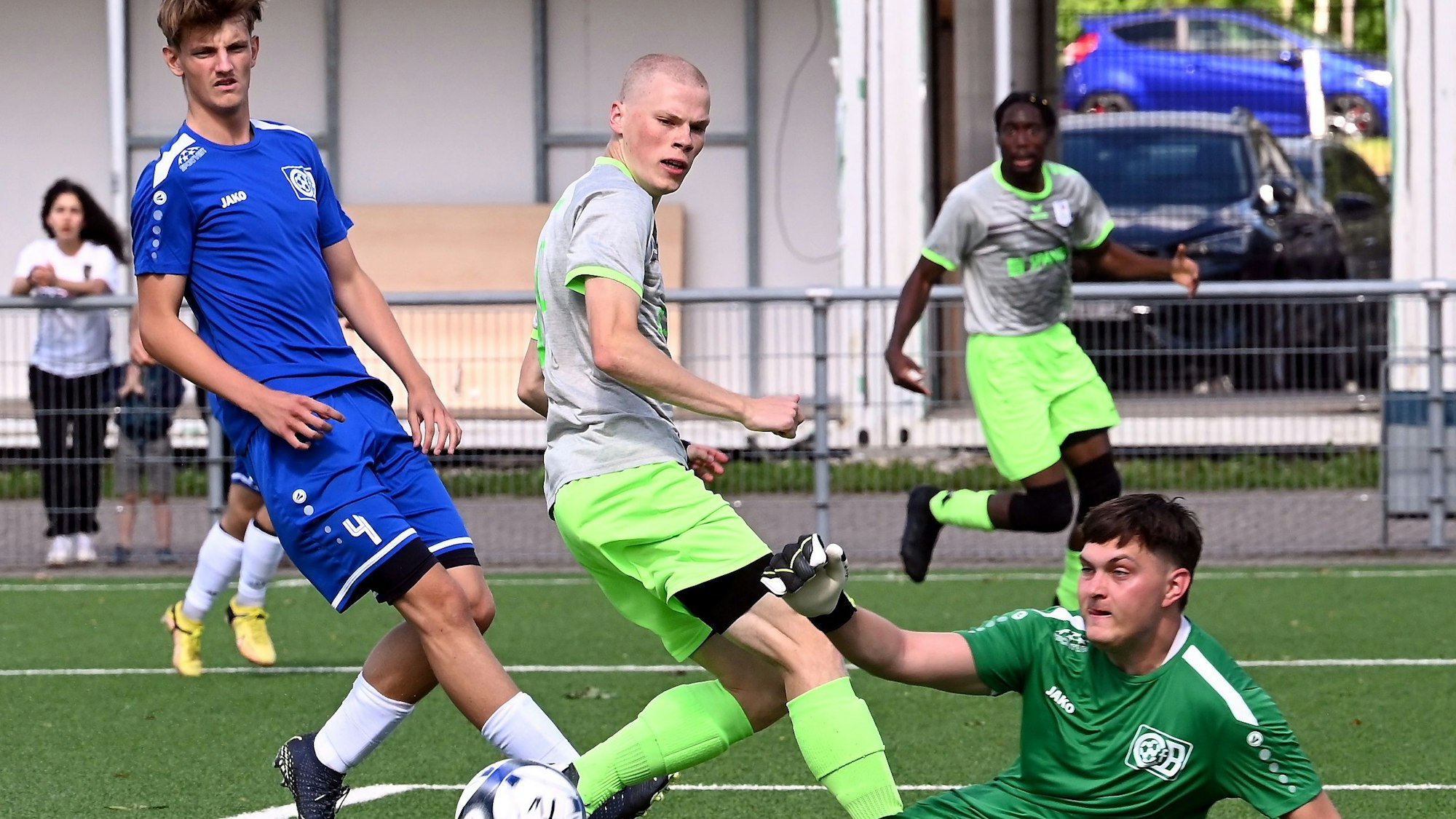 25.08.2024, Fussball-Bergfried Leverkusen-Ford Niehl
links: Jan Schreiber (Niehl)
mitte: Till Juber (Leverkusen) scheitert an
TW: Kevin Schaulis (Niehl)
Foto: Uli Herhaus