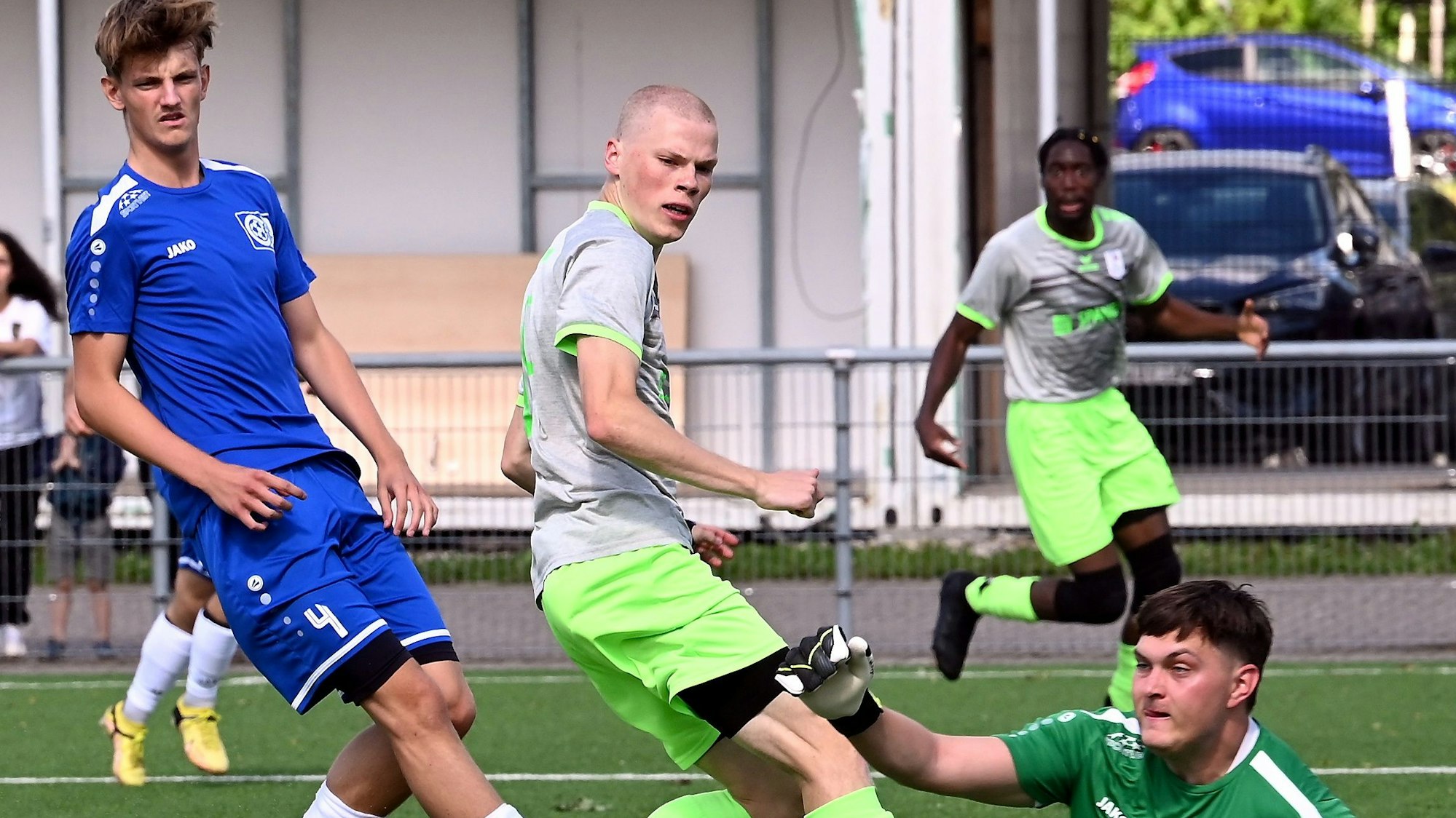25.08.2024, Fussball-Bergfried Leverkusen-Ford Niehl
links: Jan Schreiber (Niehl)
mitte: Till Juber (Leverkusen) scheitert an
TW: Kevin Schaulis (Niehl)
Foto: Uli Herhaus