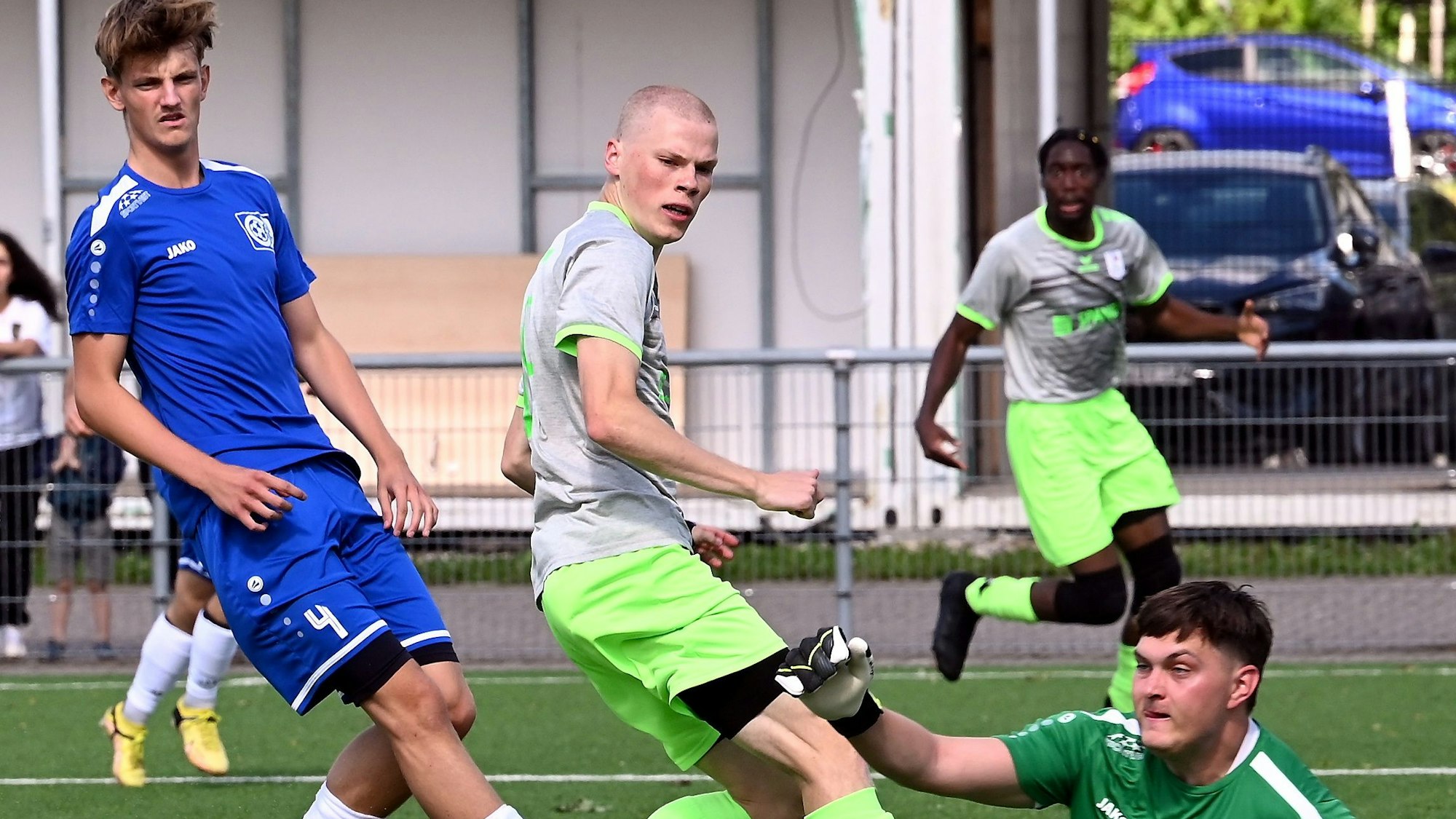 25.08.2024, Fussball-Bergfried Leverkusen-Ford Niehl
links: Jan Schreiber (Niehl)
mitte: Till Juber (Leverkusen) scheitert an 
TW: Kevin Schaulis (Niehl)
Foto: Uli Herhaus