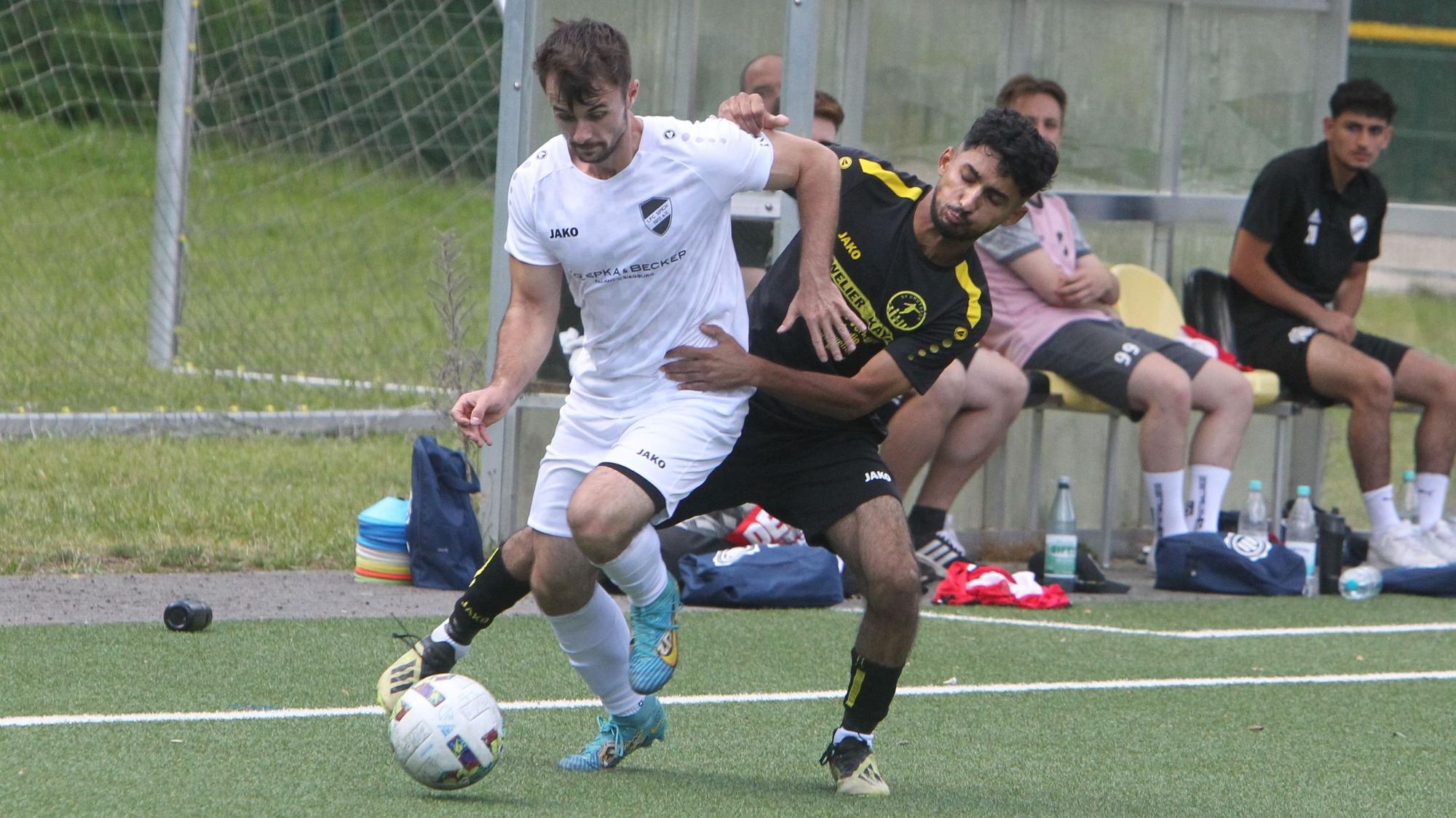 David Blazeski (links) gegen Abdi Karakas traf für die Spicher zum 2:2.