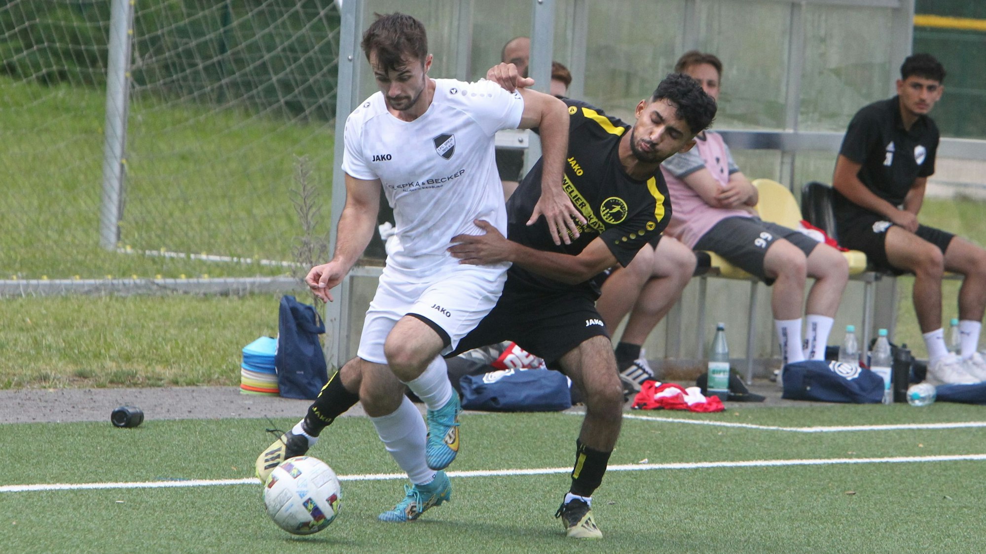 David Blazeski (links) gegen Abdi Karakas traf für die Spicher zum 2:2.