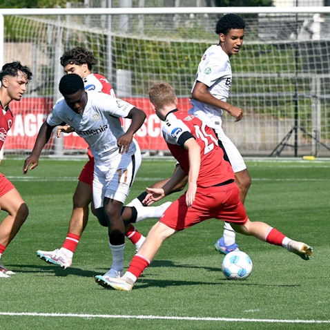 24.08.2024, Fussball-U19-Bayer Leverkusen-Viktoria Köln
mitte: Ken Izekor (Bayer)
Foto: Uli Herhaus